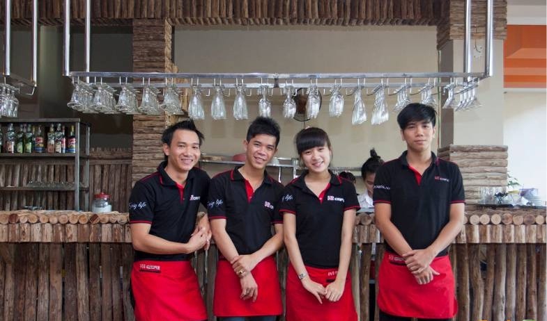 áo thun quán cafe màu đen cổ đỏ